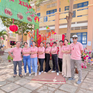 Thầy và trò trường  đón chào Xuân Ất Tỵ 2025