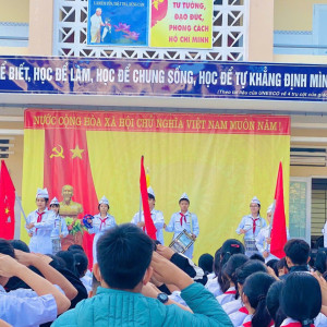 Chào cờ theo Nghi thức đội.