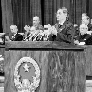 Tổng Bí thư Nguyễn Văn Linh đọc diễn văn bế mạc Đại hội Đảng lần thứ VI, ngày 18/12/1986. Ảnh: TTXVN.