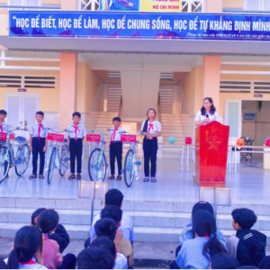 TRAO XE ĐẠP-TRAO YÊU THƯƠNG-TIẾP BƯỚC EM ĐẾN TRƯỜNG