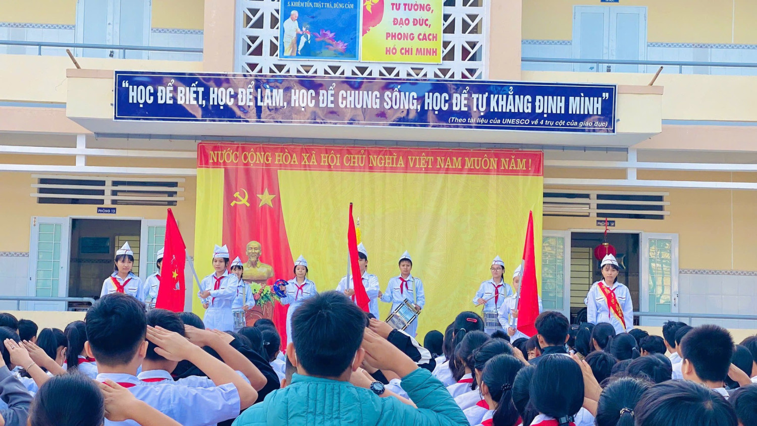 Chào cờ theo Nghi thức đội.