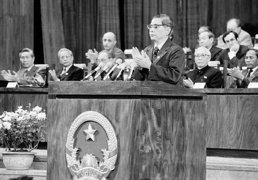 Tổng Bí thư Nguyễn Văn Linh đọc diễn văn bế mạc Đại hội Đảng lần thứ VI, ngày 18/12/1986. Ảnh: TTXVN.