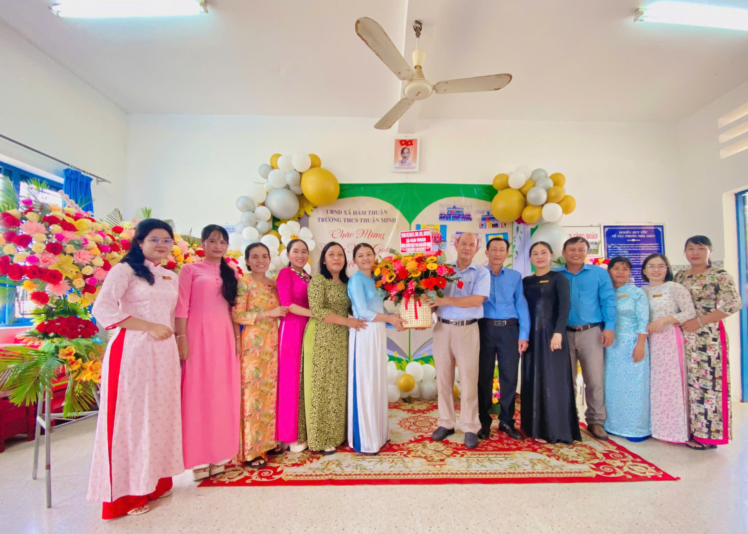 LÃNH ĐẠO XÃ HÀM THUẬN THĂM VÀ TẶNG QUÀ NHÂN KỶ NIỆM 43 NĂM NGÀY NHÀ GIÁO VIỆT NAM (20/11/1982 - 20/11/2025)