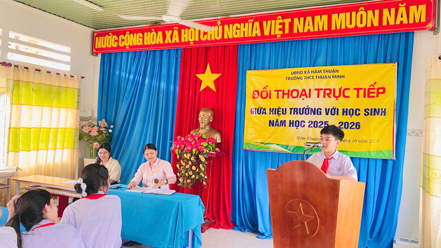 TỔ CHỨC ĐỐI THOẠI GIỮA HIỆU TRƯỞNG VÀ HỌC SINH