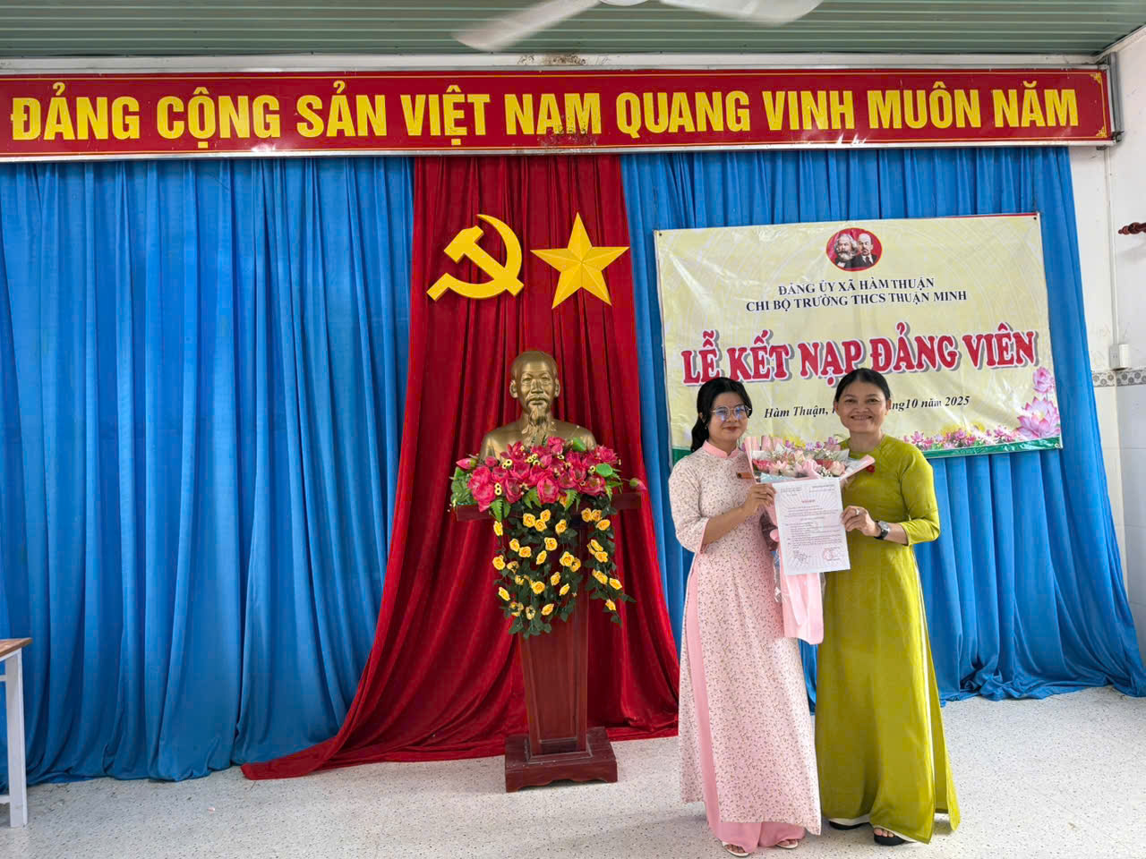 Bí thư chi bộ trao quyết định và hoa cho đồng chí đảng viên mới