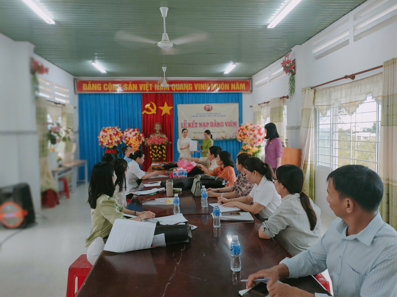 CHI BỘ TRƯỜNG THCS THUẬN MINH TỔ CHỨC KẾT NẠP ĐẢNG VIÊN MỚI VÀ HỘI NGHỊ TỔNG KẾT CÔNG TÁC ĐẢNG NĂM 2025