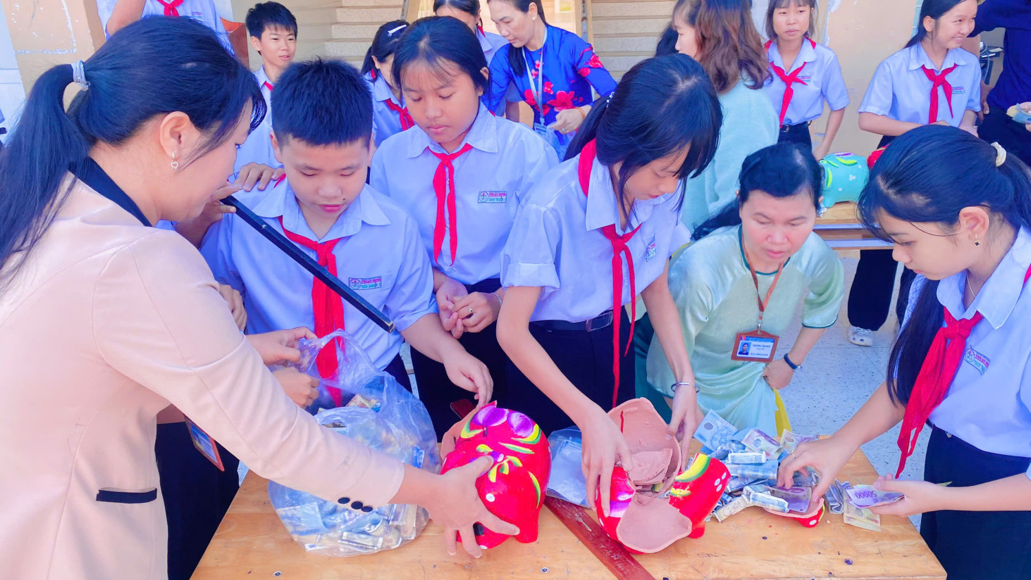 PHONG TRÀO “NUÔI HEO ĐẤT” – LAN TỎA TINH THẦN SẺ CHIA TRONG HỌC SINH