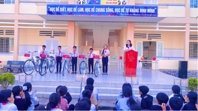 TRAO XE ĐẠP-TRAO YÊU THƯƠNG-TIẾP BƯỚC EM ĐẾN TRƯỜNG